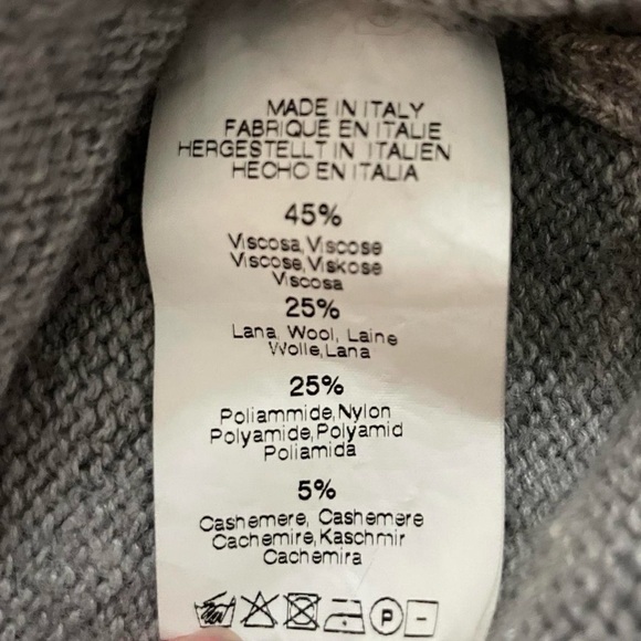 Brandy Melville Cropped V-Neck Gray Sweater - Picture 3 of 3